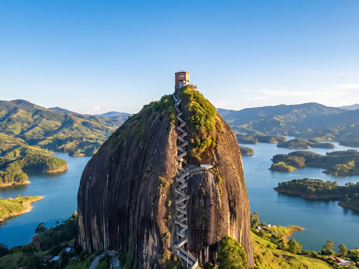 Vista aérea desde La Piedra del Peñol con el embalse de Guatapé y la bandera de Colombia