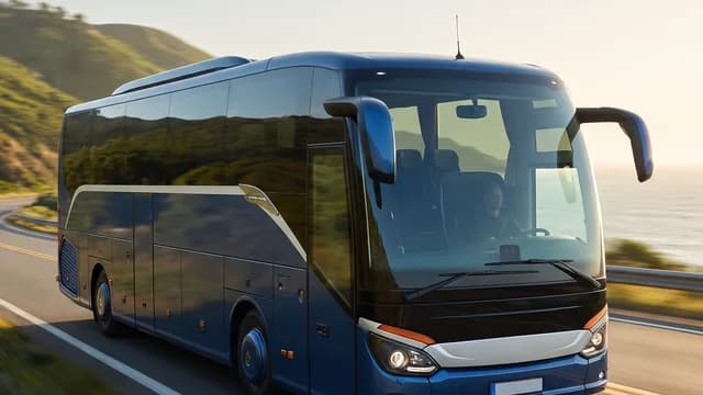 Bus turístico en la carretera panorámica hacia Guatapé — seguro de viaje incluido