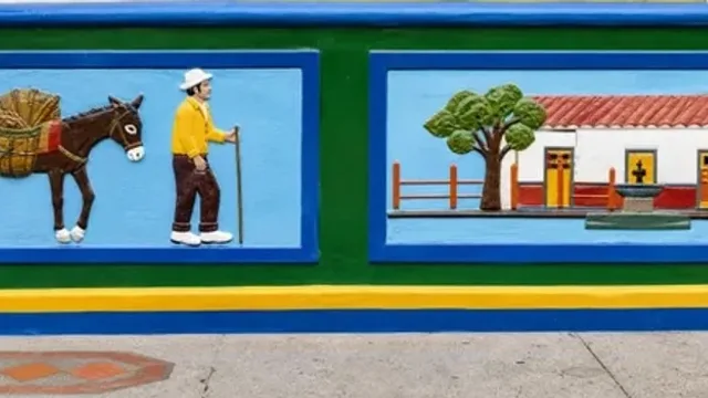 Zócalos pintados de colores en las paredes de Guatapé